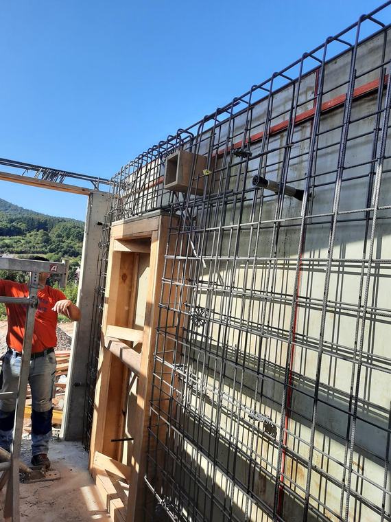 Bewehrung einer Ortbetonwand vor dem Schließen der Schalung