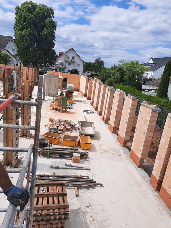 Aufgehendes Mauerwerk und Stützenschalung auf der Geschossdecke